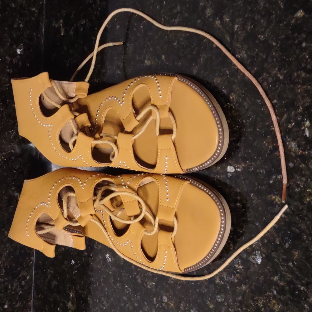 Fashion Nova Sandal Size 8 Tan, Gold, Brown